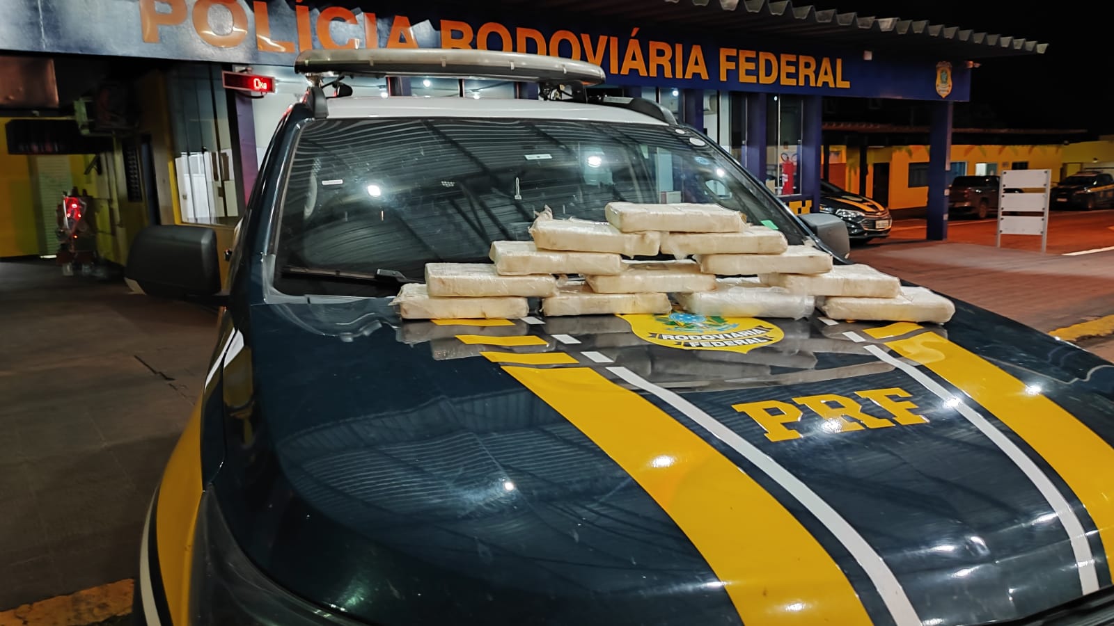 PRF encontra 12 tabletes de cocaína em compartimento oculto de veículo
