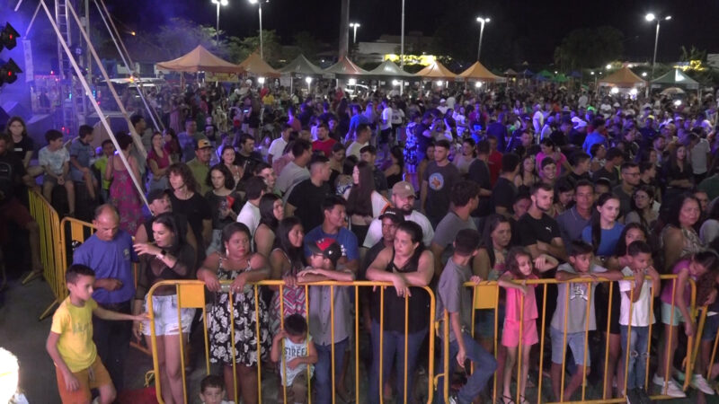 Apresentação da Carreta Cuiabá Moto e cantora Allane Carvalho reuniu milhares de pessoas na Praça da Cultura em Guarantã do Norte