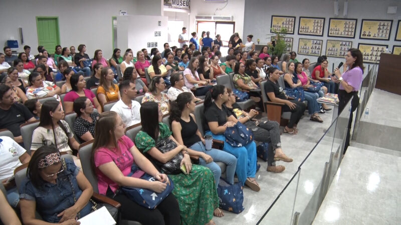 Professores e gestores da rede municipal de Guarantã do Norte participam de formação para  a implantação do material didático estruturado.