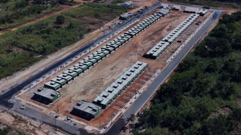 Governador e primeira-dama assinam liberação de subsídio para 600 famílias comprarem a casa própria neste domingo (26)