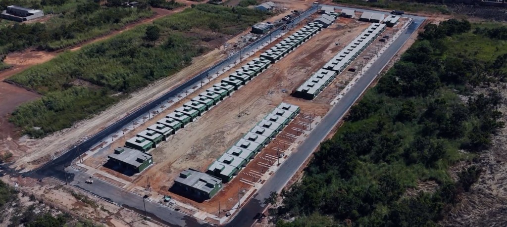 Governador e primeira-dama assinam liberação de subsídio para 600 famílias comprarem a casa própria neste domingo (26)