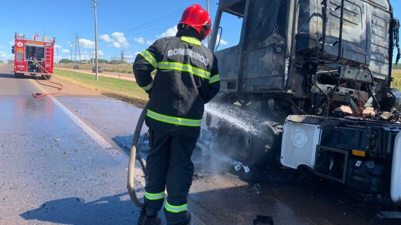 Bombeiros combatem incêndio em caminhão na BR-070