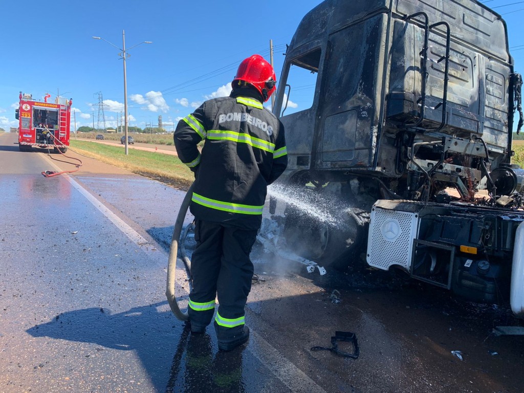 Bombeiros combatem incêndio em caminhão na BR-070