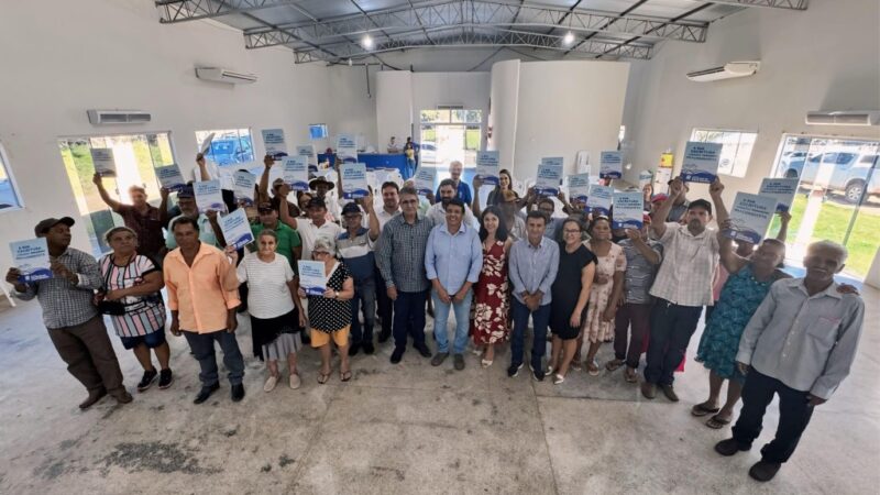 Famílias de assentamentos rurais recebem escrituras do Governo de MT e encerram espera de duas décadas