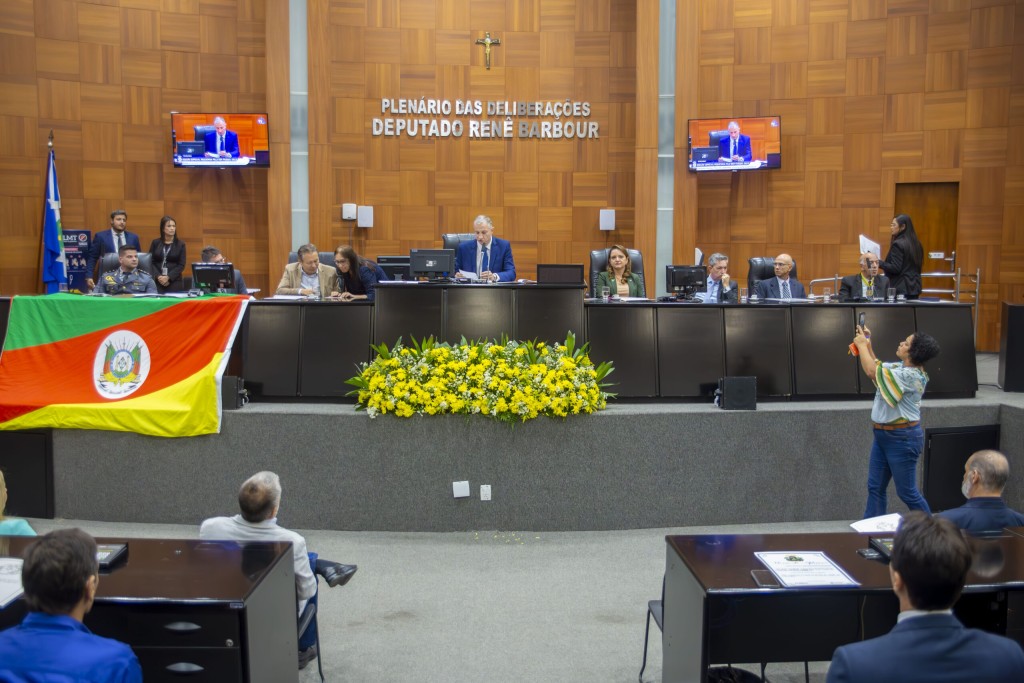 Em sessão especial, AL concede honrarias para pessoas que contribuem com o desenvolvimento de MT