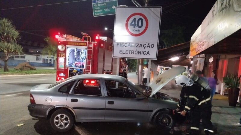 Bombeiros combatem princípio de incêndio em veículo