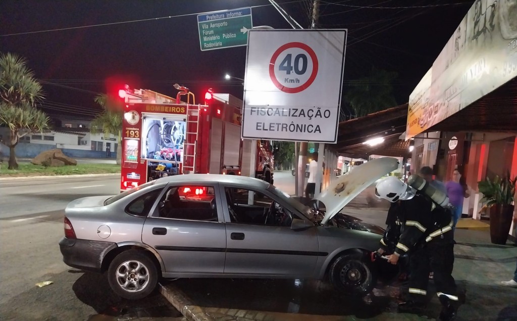 Bombeiros combatem princípio de incêndio em veículo