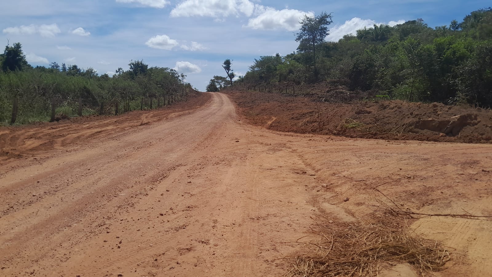 PREFEITURA DE MATUPÁ CONTINUA O CASCALHAMENTO, PATROLAMENTO E ABERTURA DE ESTRADAS EM TODO O INTERIOR DO MUNICÍPIO.