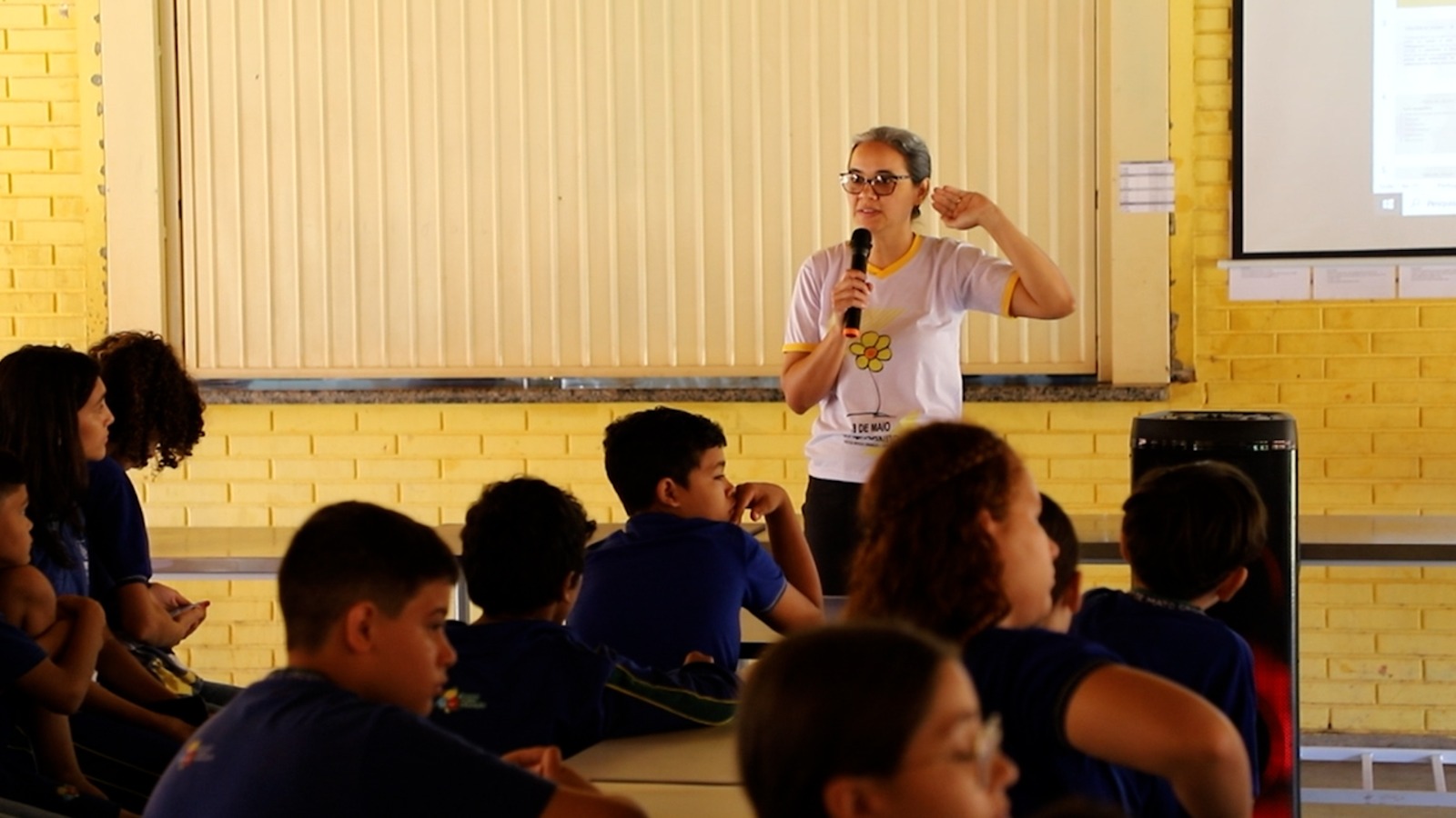 PALESTRA EM RELAÇÃO AOS 18 DE MAIO É REALIZADA NA E. E. ANTÔNIO OMETTO PELO CREAS DE MATUPÁ.