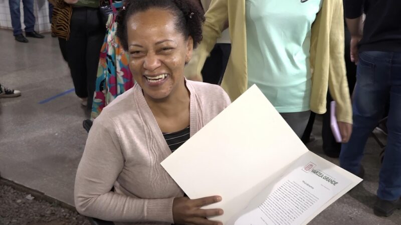 “Essa escritura representa tudo para mim”, declara moradora ao receber documento de casa onde mora há 35 anos