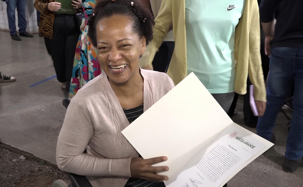 “Essa escritura representa tudo para mim”, declara moradora ao receber documento de casa onde mora há 35 anos