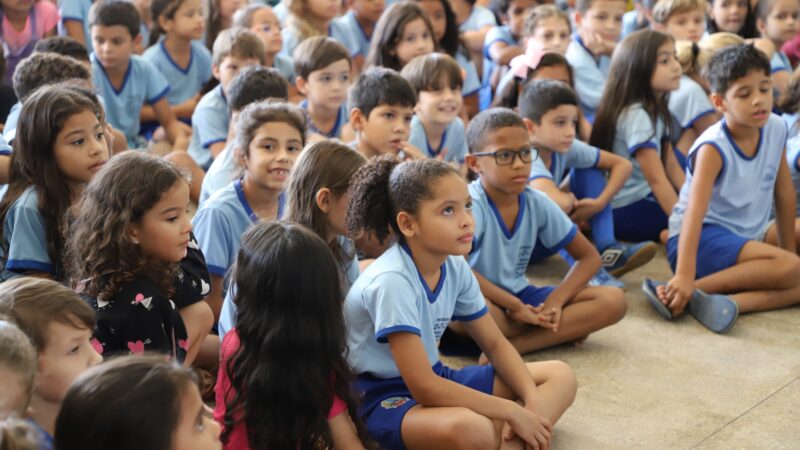 Grupo de Teatro de Cuiabá faz apresentação às crianças da E.M. Mundo Encantado da Criança em Matupá.