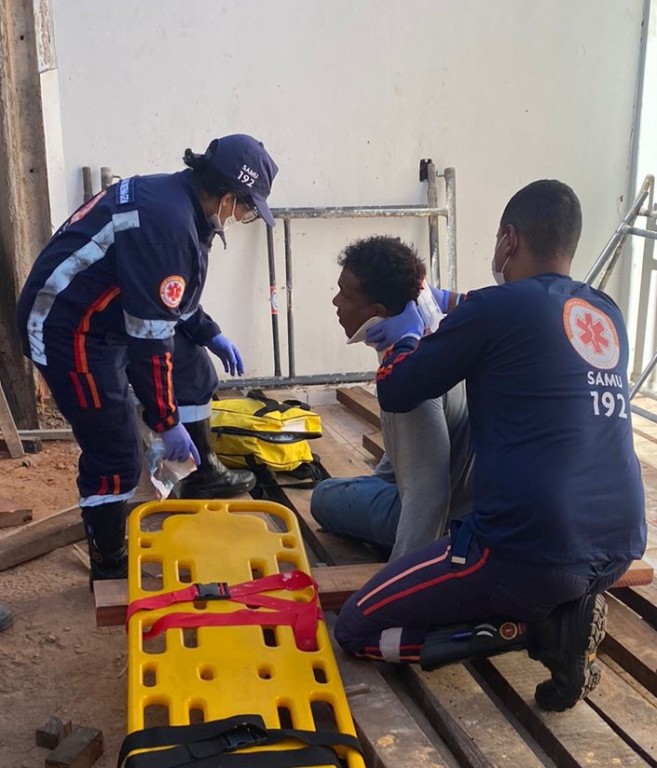 Bombeiros socorrem homem que caiu de telhado de 3 metros de altura