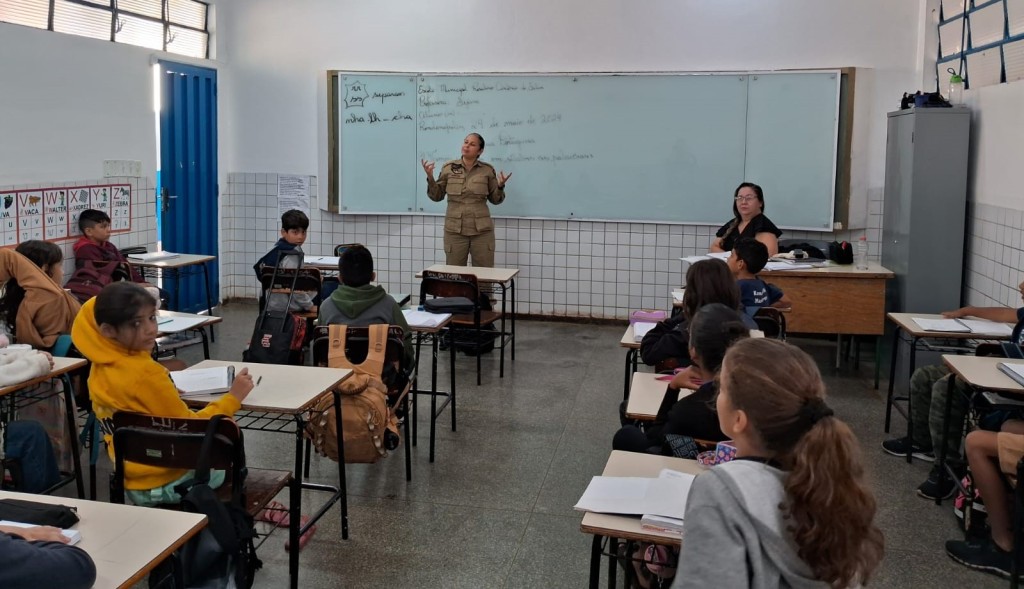 Bombeiros realizam palestra em escola sobre conscientização e prevenção de queimadas urbanas e florestais