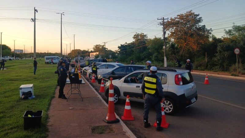 Operação Lei Seca resulta em 105 multas aplicadas e 62 veículos removidos