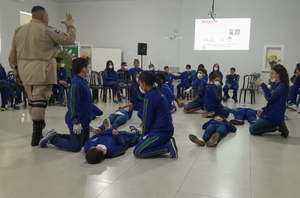 Projeto Social Bombeiros nas Escolas leva orientações a alunos em Alto Araguaia