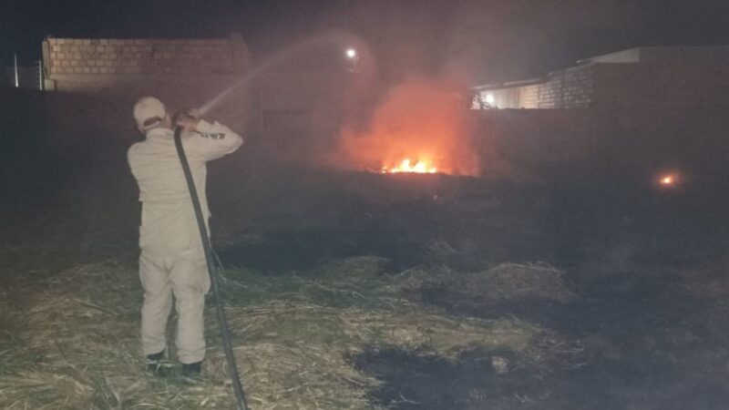 Bombeiros combatem incêndio em terreno baldio em Primavera do Leste
