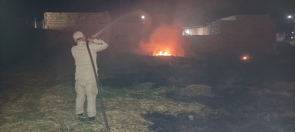 Bombeiros combatem incêndio em terreno baldio em Primavera do Leste