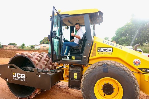 Prefeito Maninho comemora chegada de rolo compactador doado pelo Governo do Estado