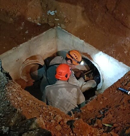 Bombeiros resgatam idosa que estava desaparecida após cair em bueiro