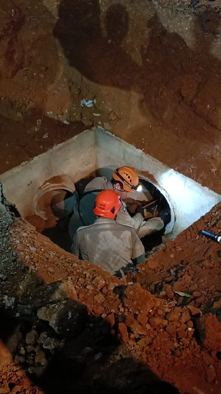 Bombeiros resgatam idosa que estava desaparecida após cair em bueiro