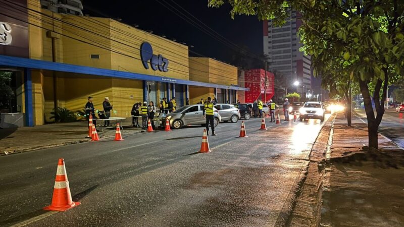 Fiscalização prende 6 motoristas alcoolizados e remove 50 veículos na Miguel Sutil