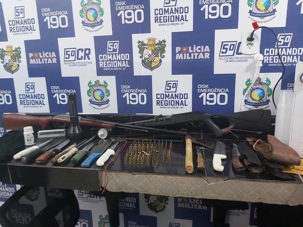 Patrulha Rural aborda Kombi e prende dois homens com espingardas e munições