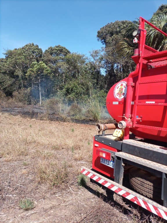 Corpo de Bombeiros combate incêndio em vegetação dentro de condomínio