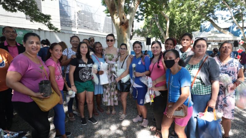 Primeira-dama de MT organiza almoço especial com serviços de beleza para celebrar o Dia das Mães