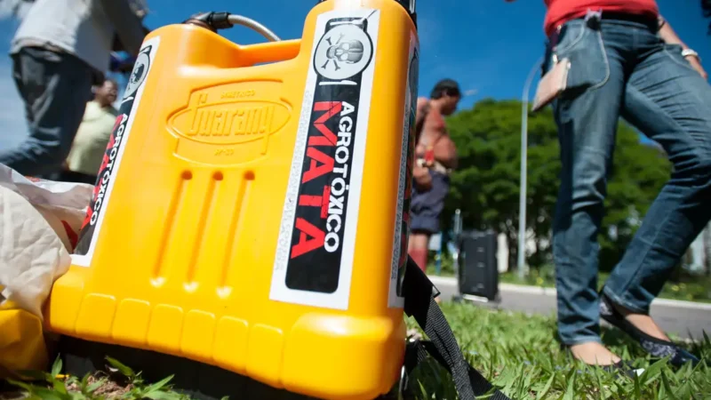Derrubada de veto à Lei dos agrotóxicos é ameaça à saúde, diz entidade