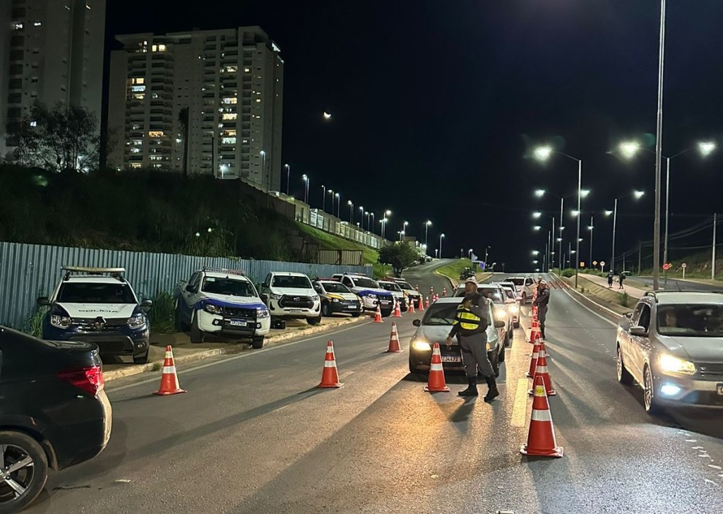 Operação Lei Seca prende sete pessoas e remove 57 veículos na noite deste domingo (12)