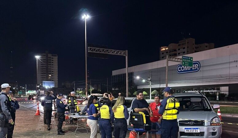 Operação Lei Seca prende oito motoristas por embriaguez e um com mandado de prisão em aberto