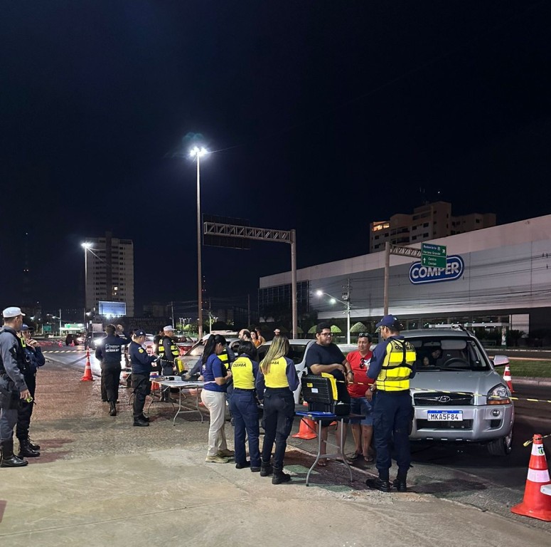 Operação Lei Seca prende oito motoristas por embriaguez e um com mandado de prisão em aberto