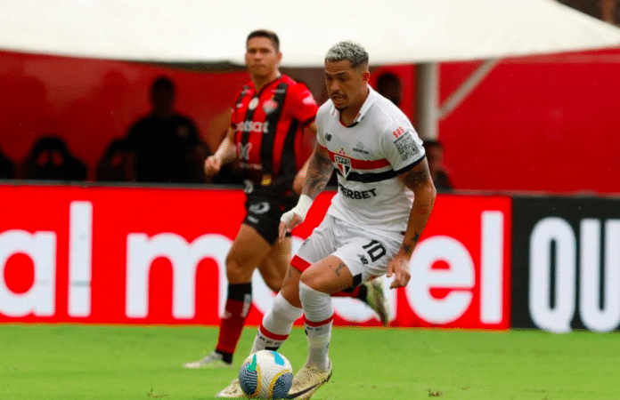 São Paulo bate Vitória com dois de Luciano pelo Brasileiro e completa quinto jogo sem derrota