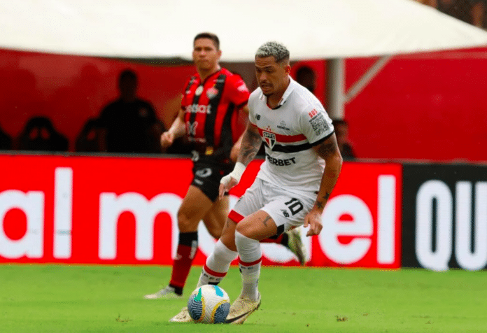 São Paulo bate Vitória com dois de Luciano pelo Brasileiro e completa quinto jogo sem derrota