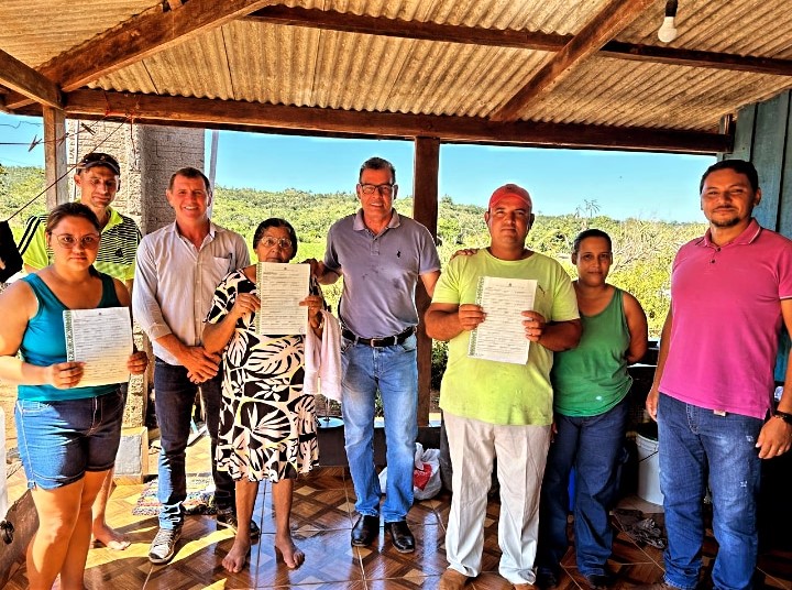 Produtores rurais recebem títulos definitivos de suas  propriedades através do Núcleo do Titula Brasil  da prefeitura de Guarantã do Norte