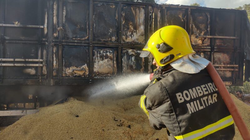 Corpo de Bombeiros combate incêndio em carreta carregada de arroz na estrada e 60.