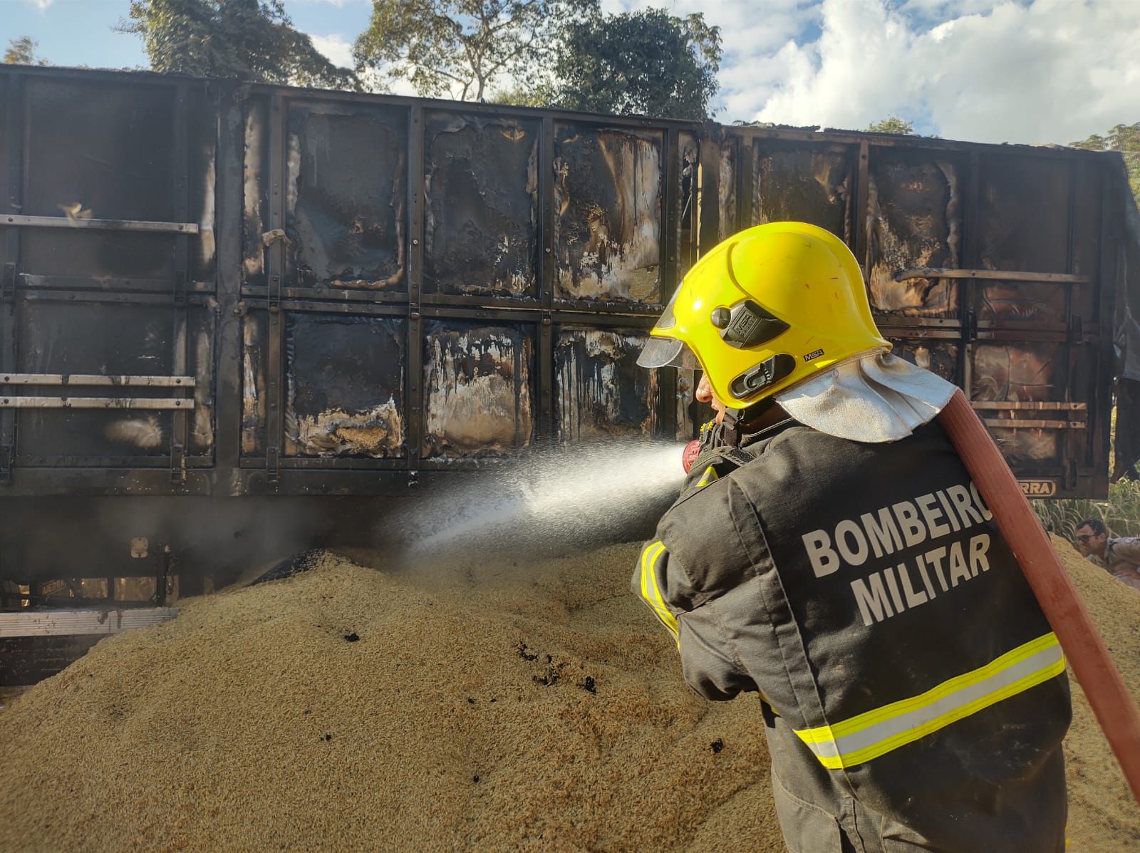 Corpo de Bombeiros combate incêndio em carreta carregada de arroz na estrada e 60.