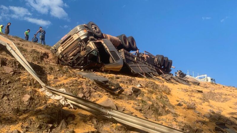 Bombeiros militares de Guaratã do Norte atendem vítima de capotamento de uma carreta na Serra do Cachimbo.