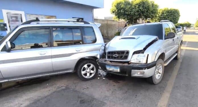 Condutor embriagado bate caminhonete em três veículos e acaba preso em Sinop