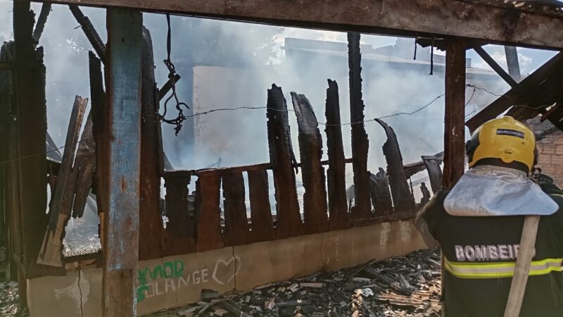 Morador ateia fogo na própria residência no bairro Santa Marta, em Guarantã do Norte.
