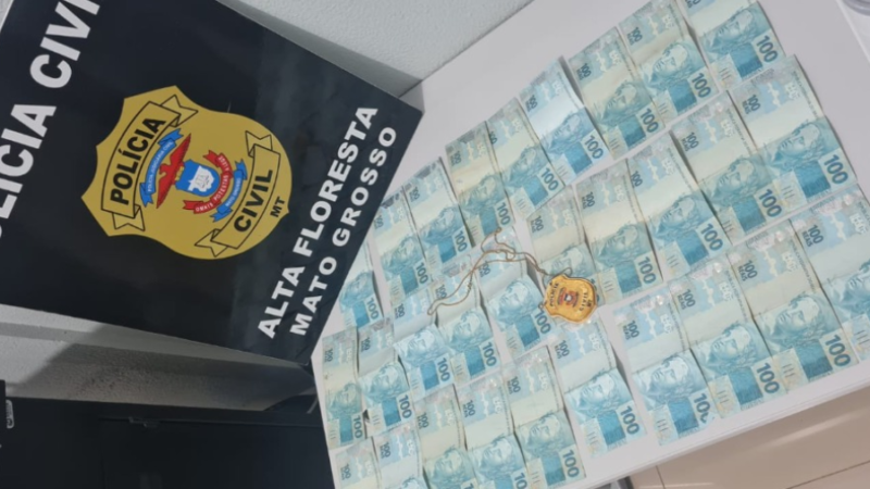 Polícia Civil identifica proprietária de dinheiro e devolve R$ 2,9 mil esquecidos em caixa eletrônico
