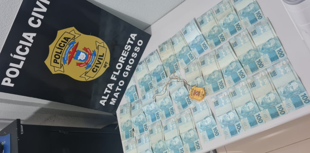 Polícia Civil identifica proprietária de dinheiro e devolve R$ 2,9 mil esquecidos em caixa eletrônico