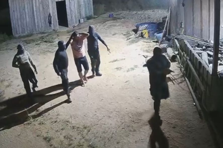 Veja os vídeos: Grupo armado invade fazenda no interior e rende funcionários; veja