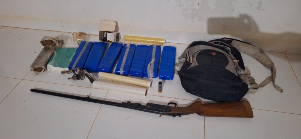 PM prende integrantes de organização criminosa, apreende armas e tabletes de maconha