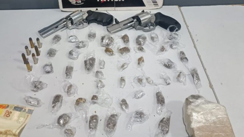 Força Tática prende três homens e uma mulher com armas de fogo e porções de maconha