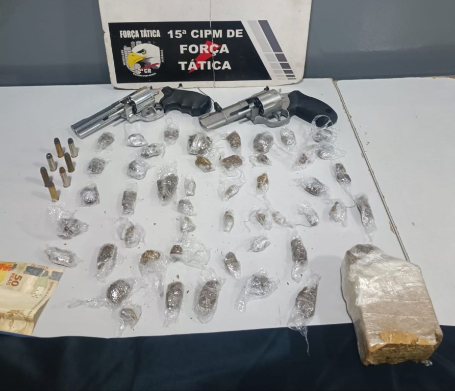 Força Tática prende três homens e uma mulher com armas de fogo e porções de maconha