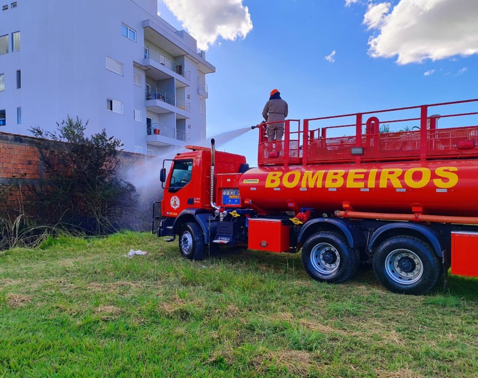 Corpo de Bombeiros Militar combate foco de incêndio em terreno baldio