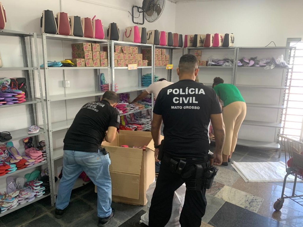 Polícia Civil e Procon Estadual apreendem centenas de pares de chinelos falsificados