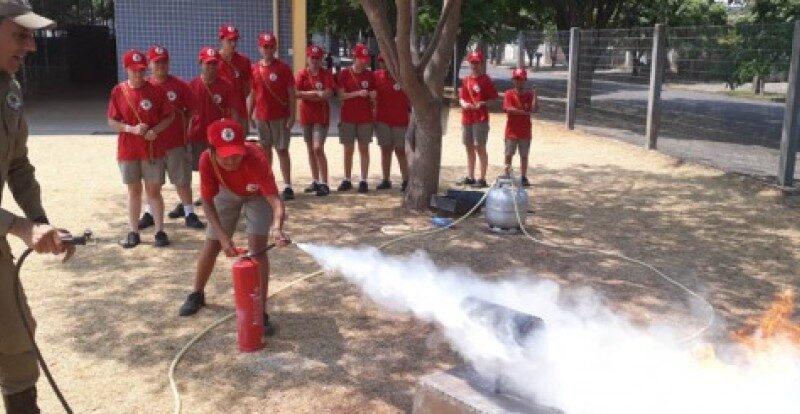 Corpo de Bombeiros Militar orienta sobre o uso correto do extintor de incêndios